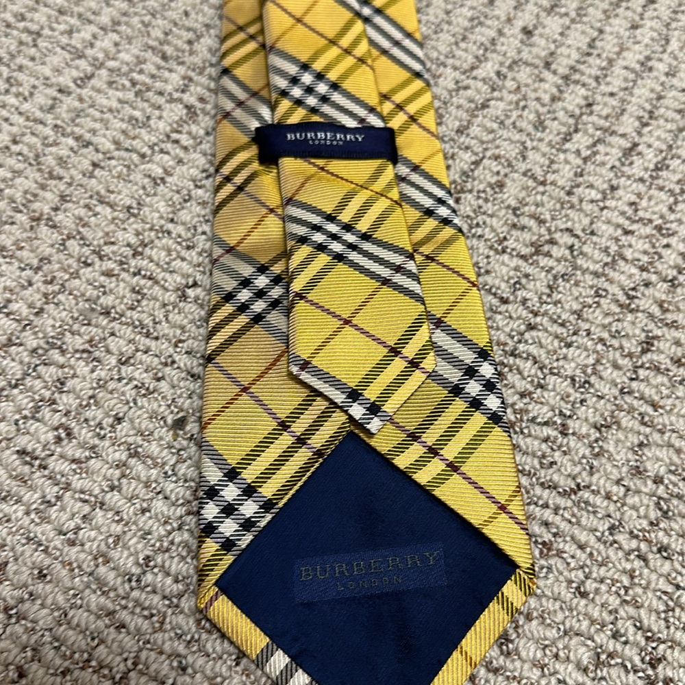 Men’s Burberry classic Manston silk necktie. Gold design. - Picture 2 of 2
